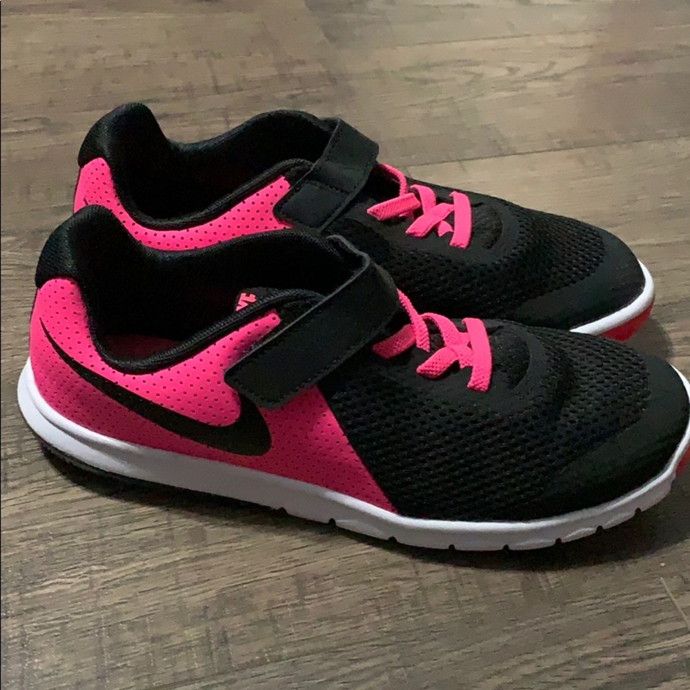 Girls Nike Flex Experience RNS *never been worn*